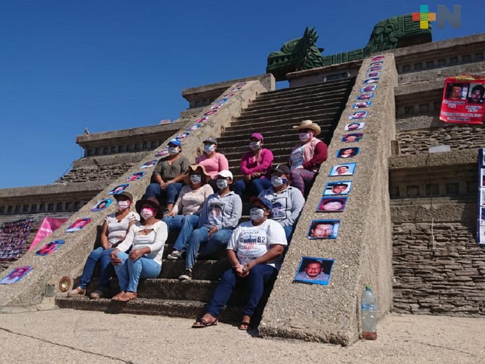 Colectivo recuerda a familiares desaparecidos colocando fotos en pirámide de malecón de Coatzacoalcos