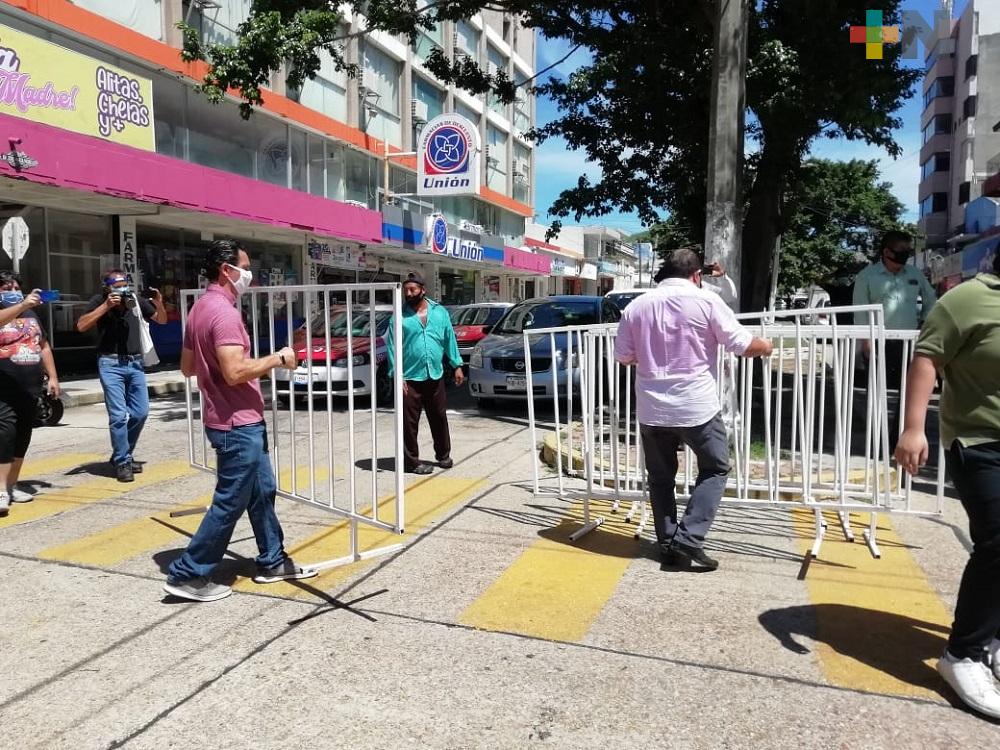Comerciantes de Coatzacoalcos quitan vallas del centro