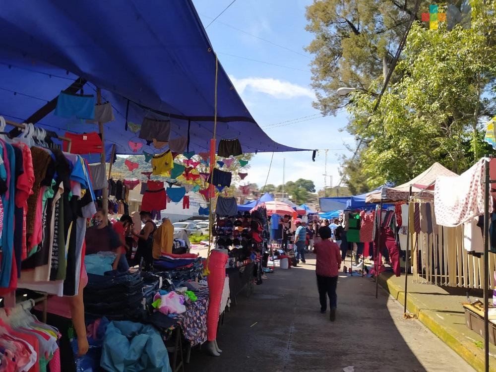 Con medidas higiénicas adecuadas, tianguistas se instalan en calles de Xalapa