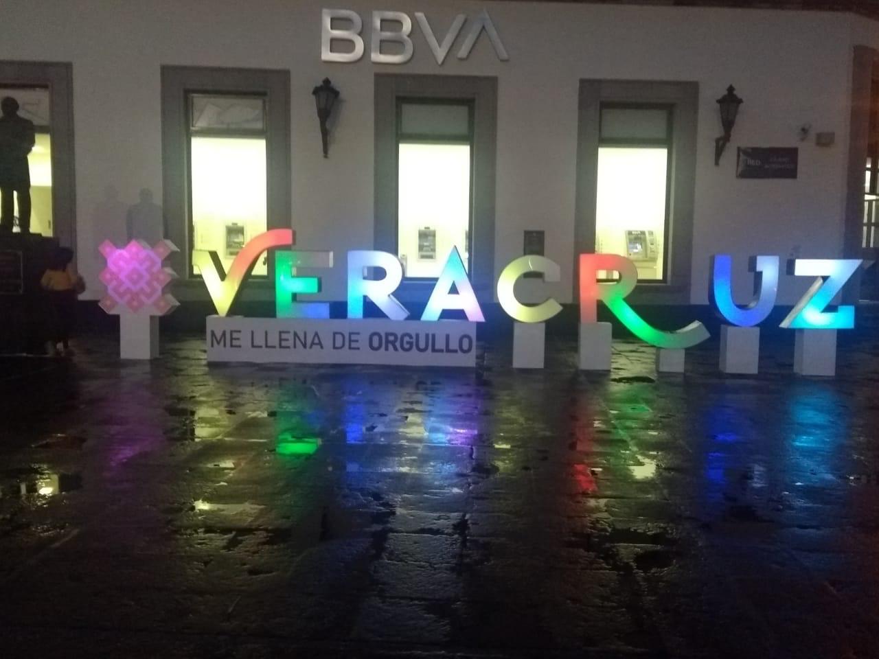 Colocan letras de colores alusivas a las fiestas patrias en la Plaza Lerdo