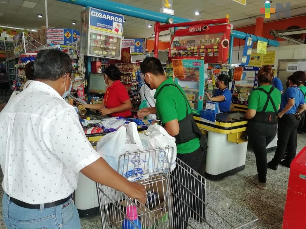 En Coatzacoalcos, centros comerciales contratan a jóvenes como empacadores