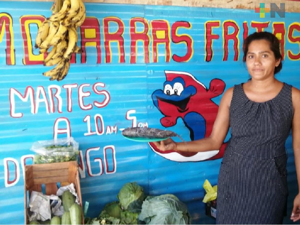 En Coatzacoalcos, comerciante regala mojarras fritas a familias de escasos recursos