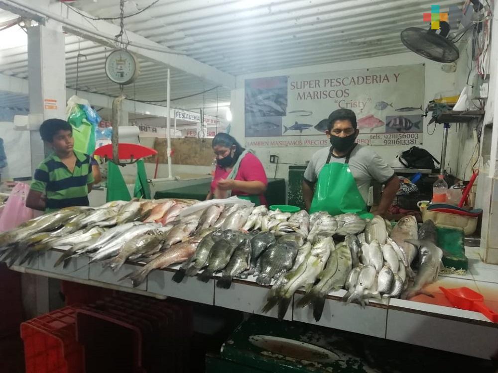 En Coatzacoalcos comerciantes de mariscos deciden bajar precios a productos