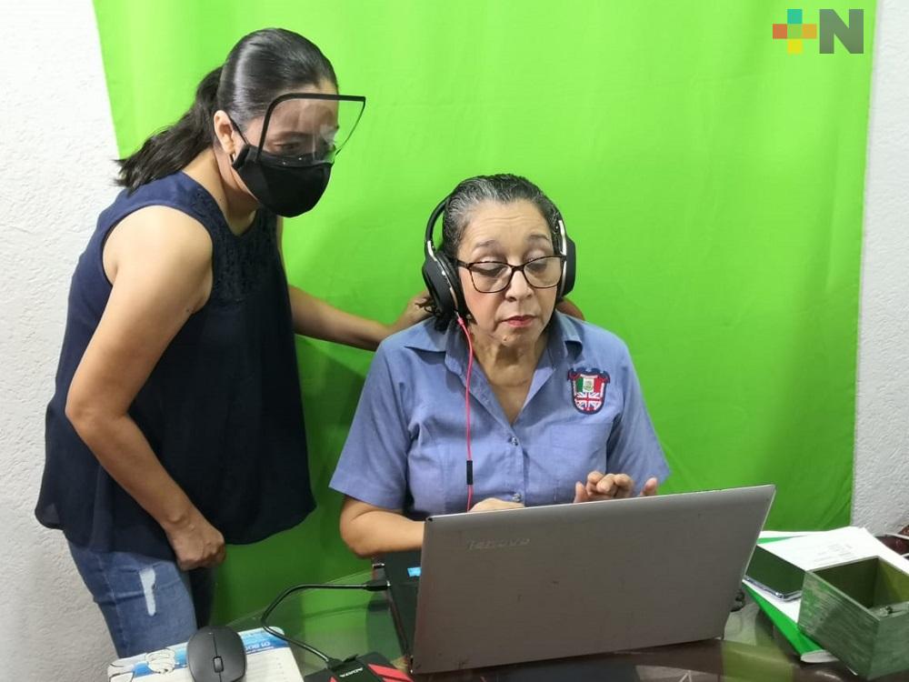 En Coatzacoalcos, maestra enfrenta nuevo reto ante inicio de clases virtuales