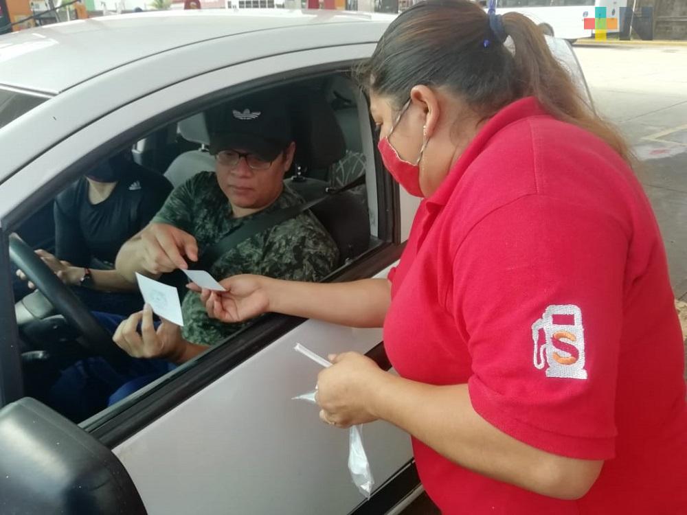 En Coatzacoalcos, trabajadores del sector salud aprovechan donación de combustible