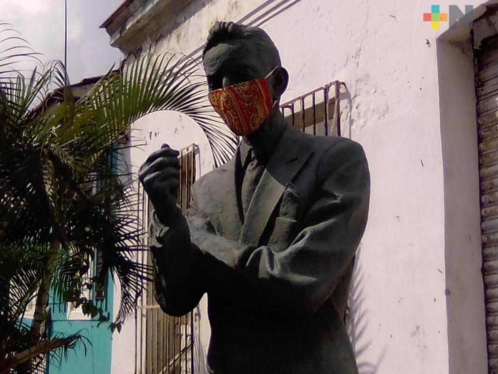 Estatua de Agustín Lara con cubrebocas motiva a personas a protegerse de coronavirus