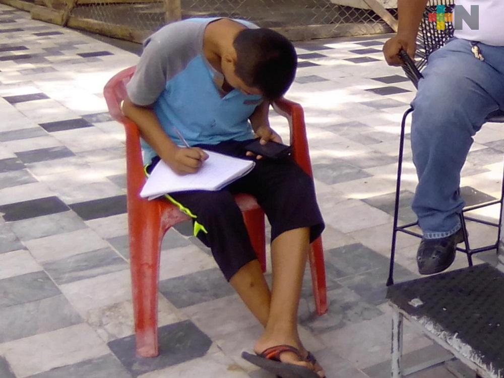 Estudiante de escasos recursos utiliza internet de ayuntamiento de Veracruz para tomar clases