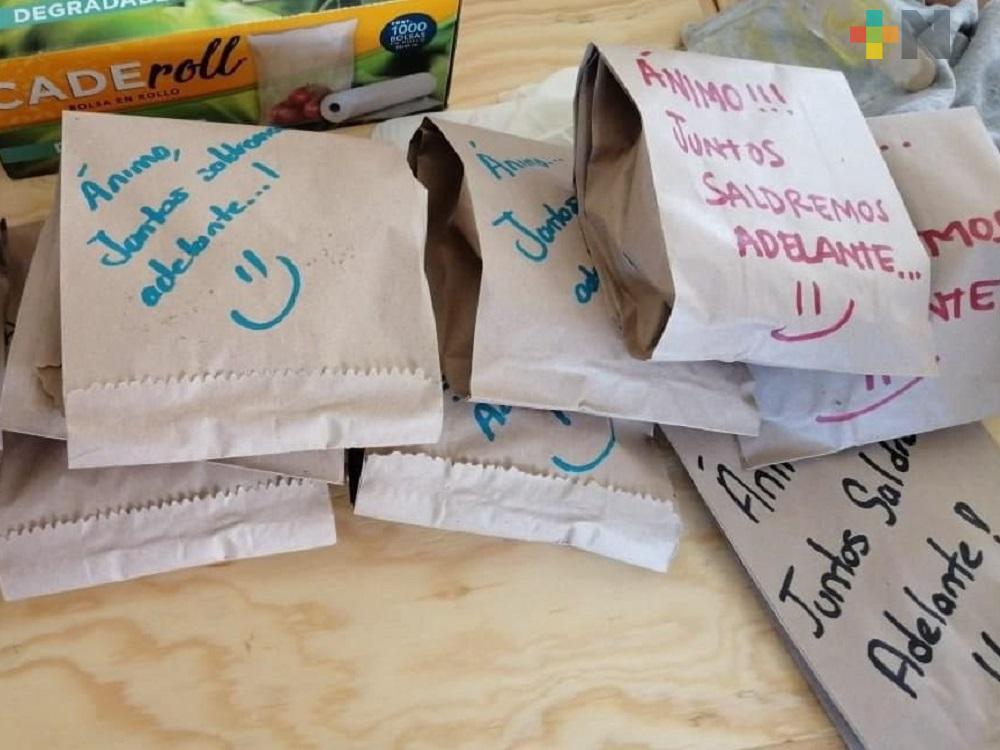 Con mensajes de aliento, estudiantes entregan alimentos en IMSS y Hospital Regional de Coatzacoalcos