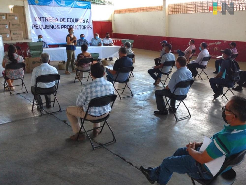 Con sana distancia, familias de Ixhuatlán del Café reciben subsidio federal