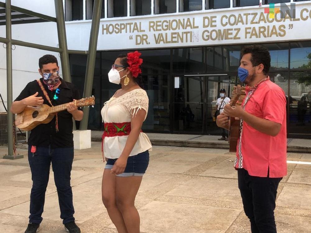 Grupo lleva su música a las afueras del Hospital Regional de Coatzacoalcos