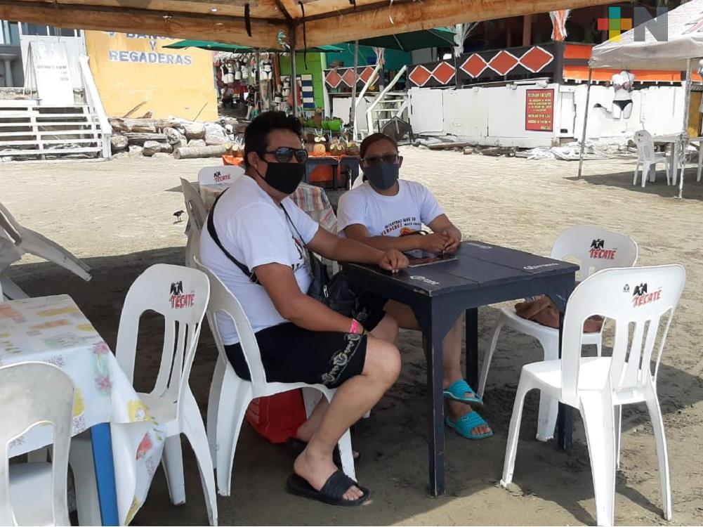 Guardando sana distancia y uso de cubrebocas, turistas aprovechan últimos días de vacaciones en playas de Veracruz