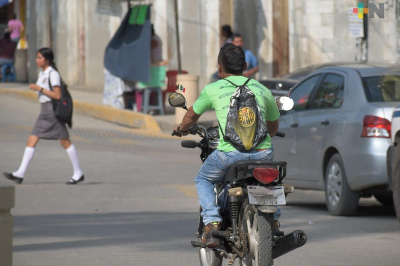 Advierten multas a motociclistas que no usen casco, en Tantoyuca