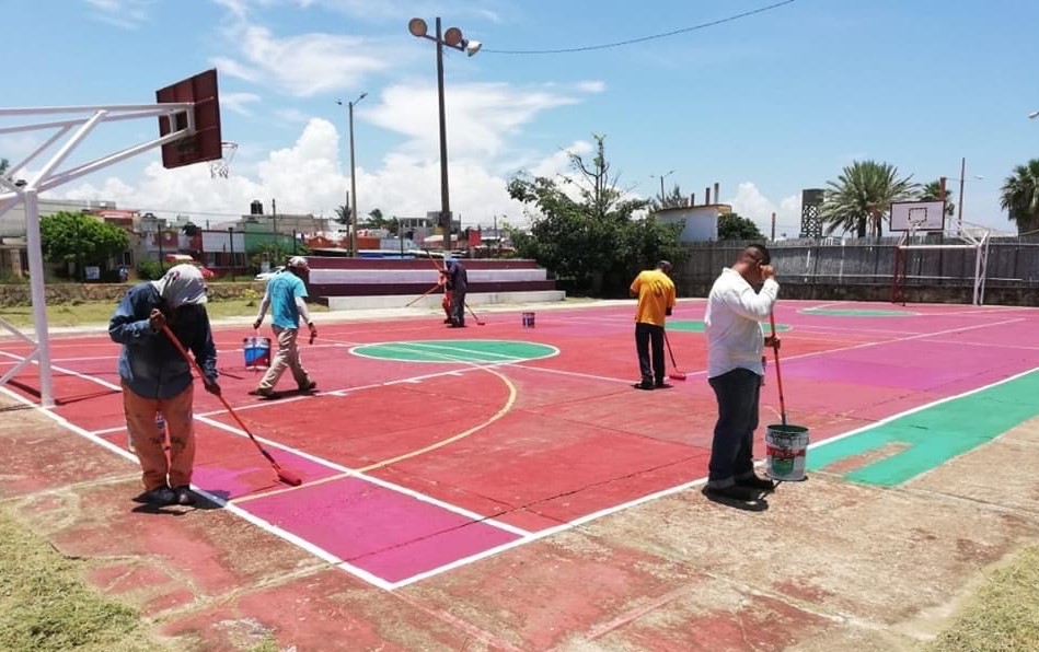 Brindan mantenimiento a la Unidad Deportiva Duport Ostión, en Coatzacoalcos