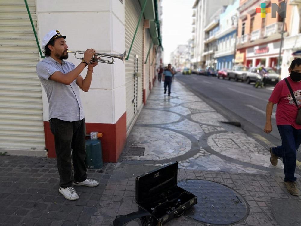 Músico toca su trompeta para subsistir durante la pandemia