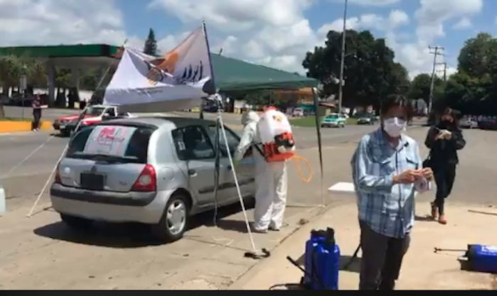 Organización Humanitaria Veracruzana realiza desinfección de automóviles en Coatepec