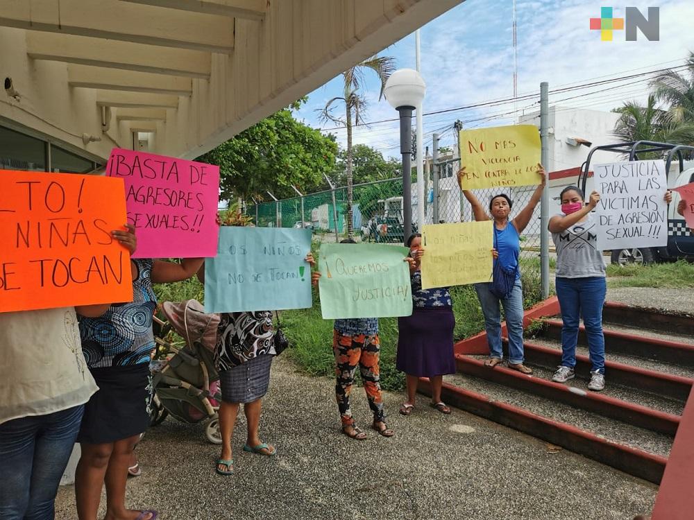 Padres de familia piden justicia contra abusador sexual de niñas, en Minatitlán