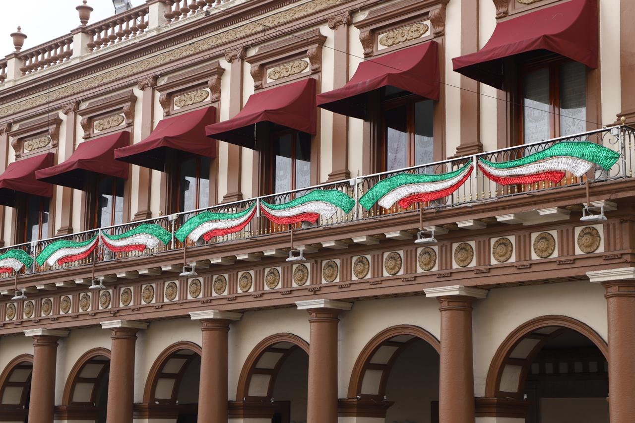 Inició en Xalapa la ornamentación patria con motivo del 210 aniversario de la Independencia de México