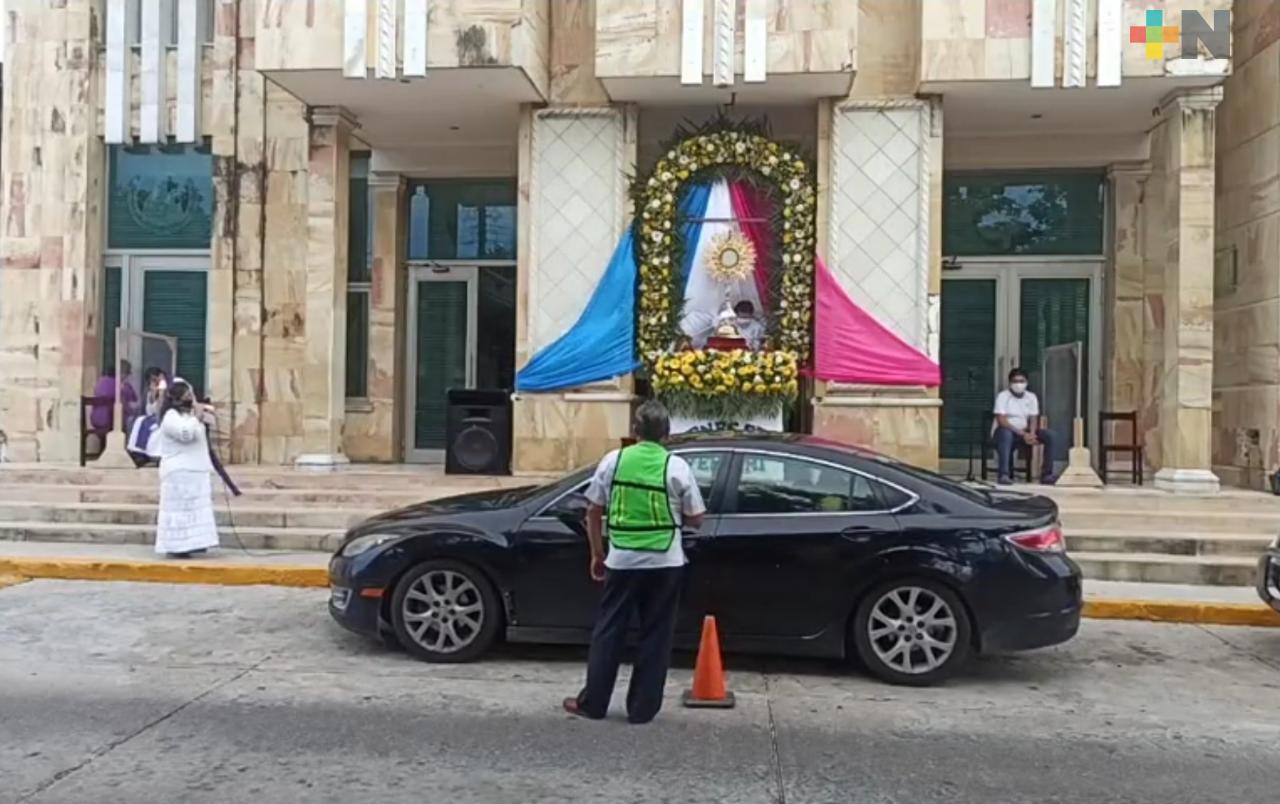 Feligreses asisten a parroquia de Coatzacoalcos en vehículos para exponer sus necesidades