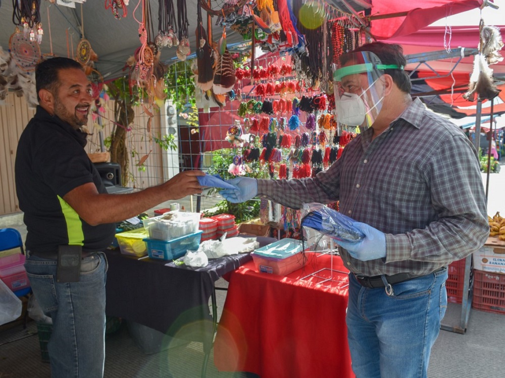Distribuyen dos mil cubrebocas en tianguis de la calle Toluca