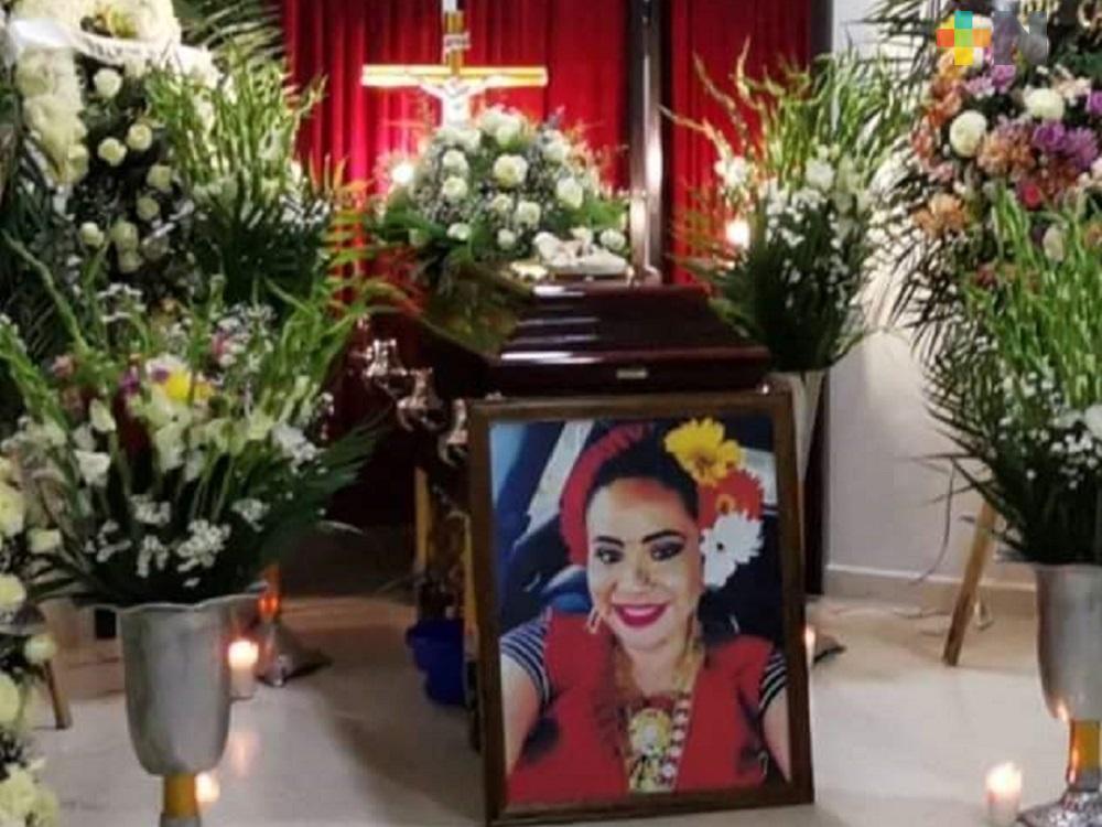 Rinden homenaje a Victoria Rasgado en Moloacán, tras fallecer por COVID-19