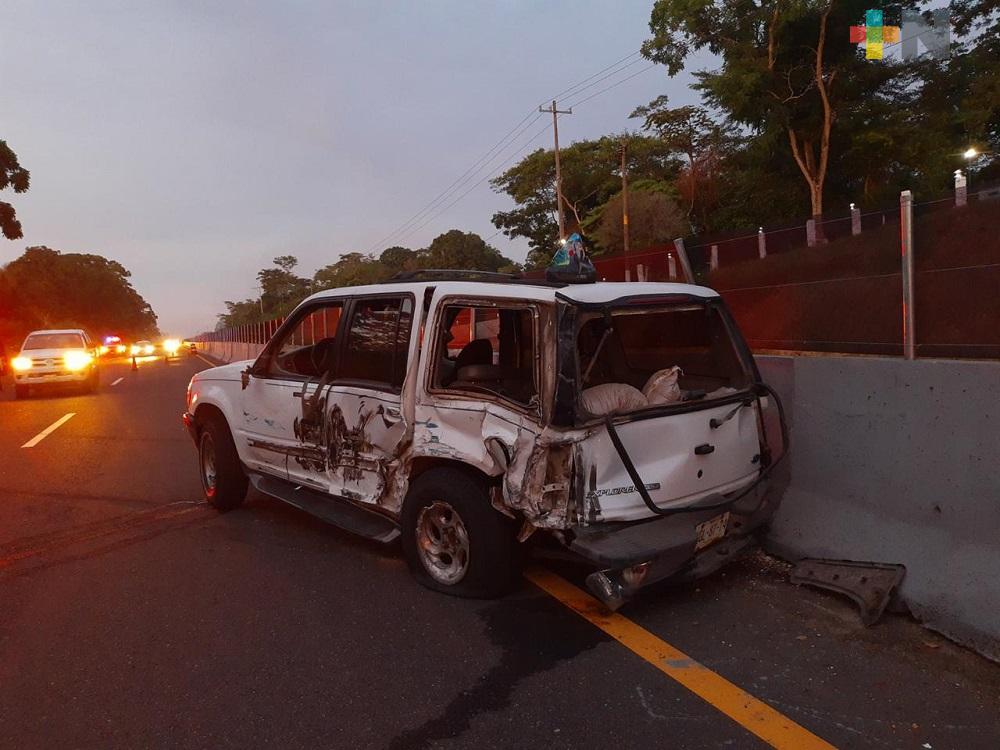 Tráiler impactó camioneta cerca de Acayucan; pareja resultó lesionada