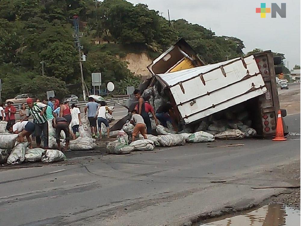Tráiler provoca accidente sobre carretera Coatzacoalcos-Villahermosa, vecinos realizan rapiña de producto