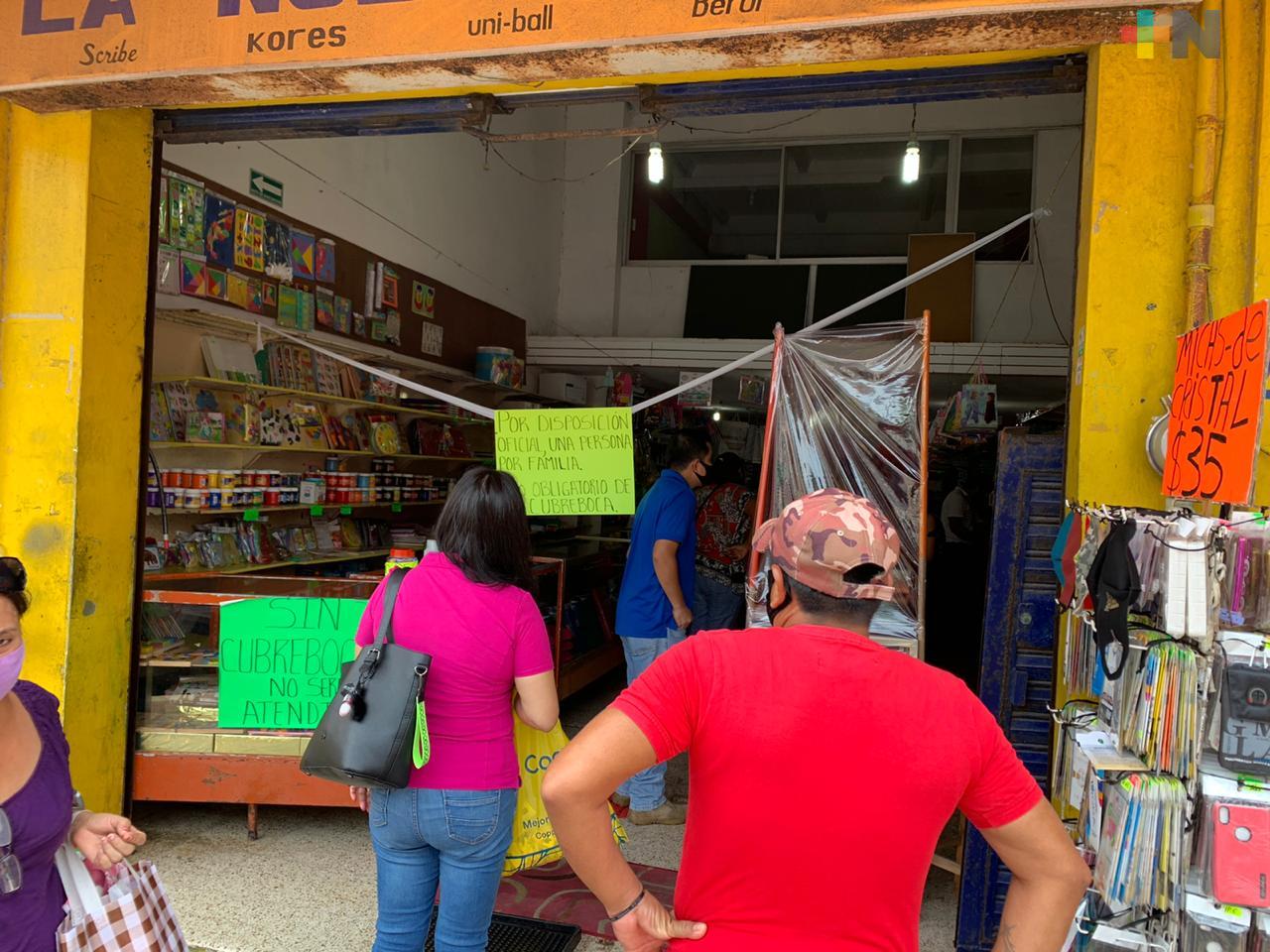 Aunque el regreso a clases es virtual, padres de familia acudieron a comprar algunos útiles a papelerías