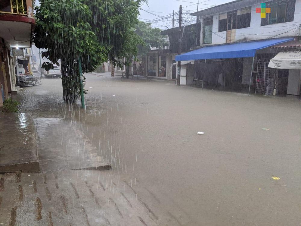 Zona centro del municipio de Jesús Carranza amanece bajo el agua