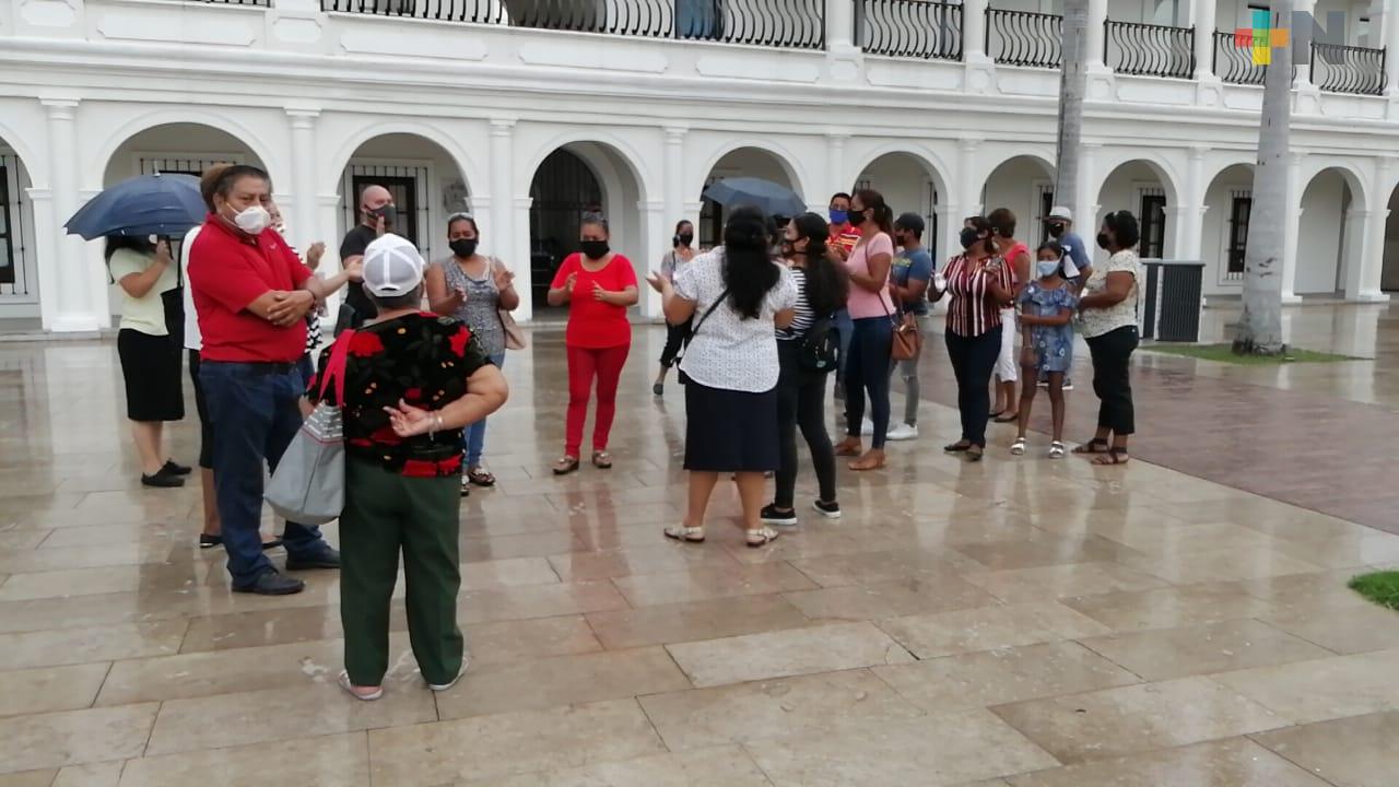 Colonos se manifiestan en palacio municipal de Boca del Río, tienen 12 días sin energía eléctrica
