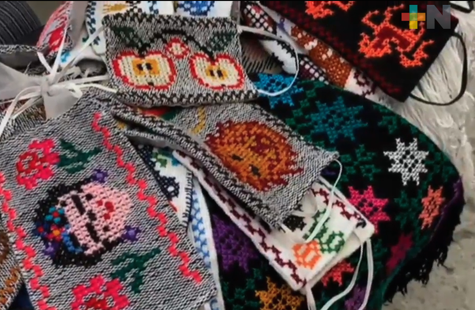 Originaria de una comunidad indígena de Puebla, doña María vende cubrebocas artesanales