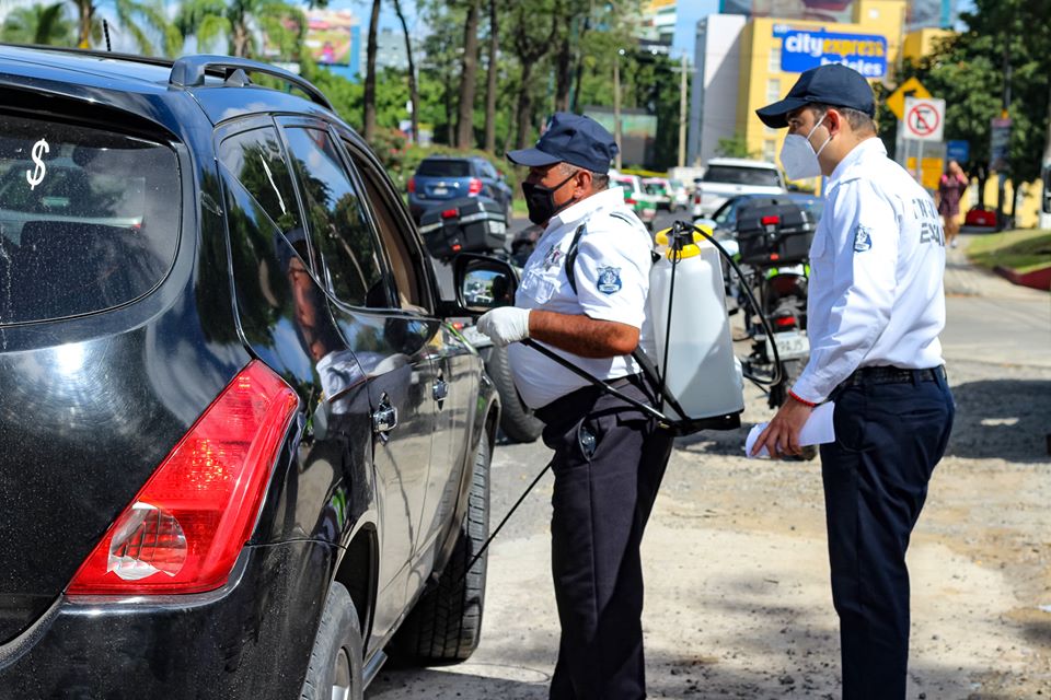Delegación de Tránsito de Xalapa llevó a cabo desinfección de vehículos particulares y de transporte público
