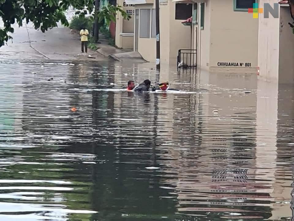 Inundaciones y autos varados por lluvia en Coatzacoalcos