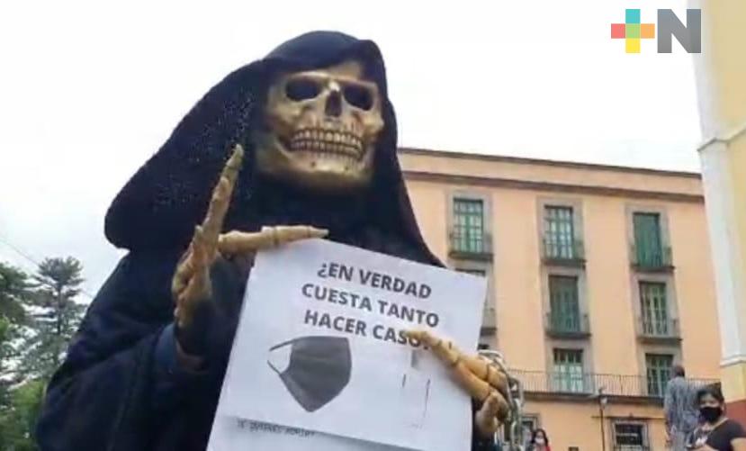 La “Muerte” recorre el centro de Xalapa; pide acatar medidas sanitarias