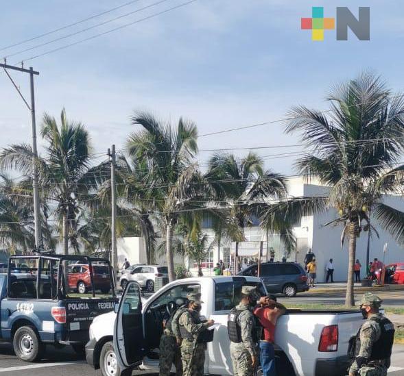 Detienen a presunto ladrón de camioneta de CFE, en carretera Boca-Antón Lizardo