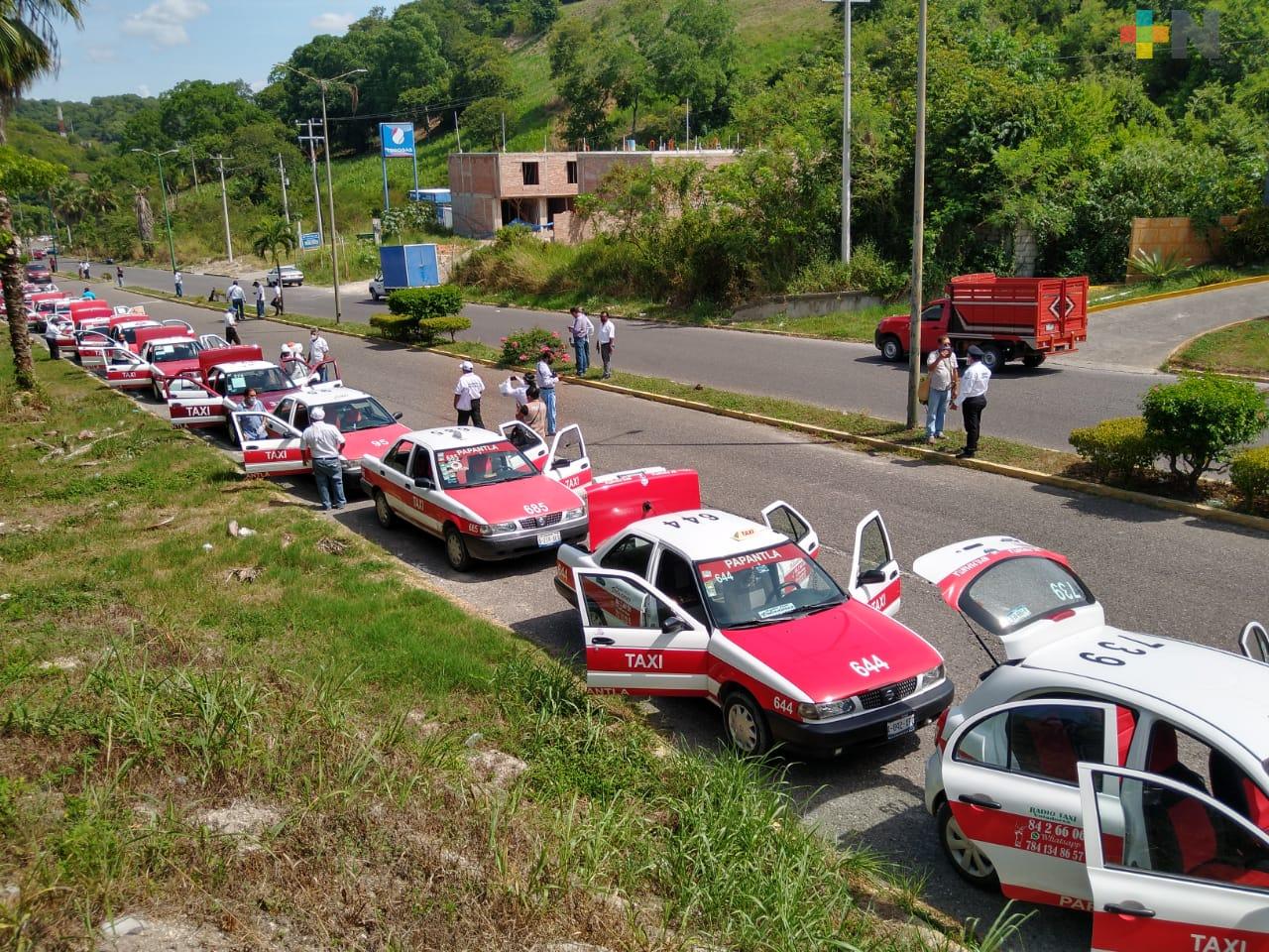 Desinfectan más de 250 taxis en Papantla; al menos 20 taxistas han fallecido por COVID-19