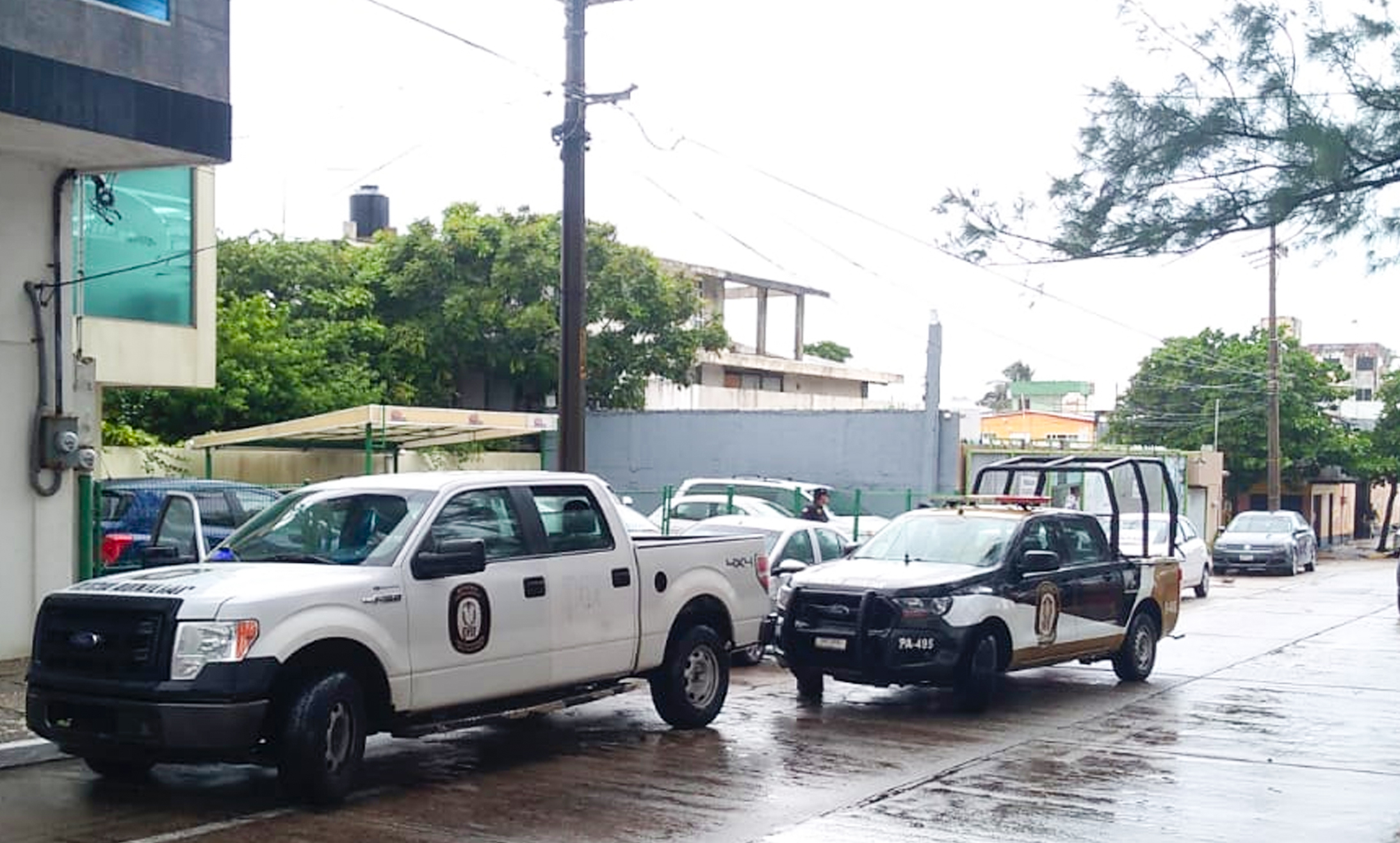 Elemento del IPAX evita asalto a féminas en conocida agencia de autos, en Coatzacoalcos