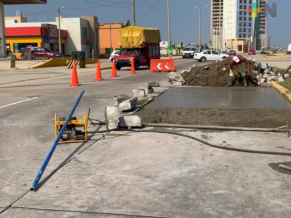 Ayuntamiento de Coatzacoalcos realiza reparación de lozas dañadas del malecón costero
