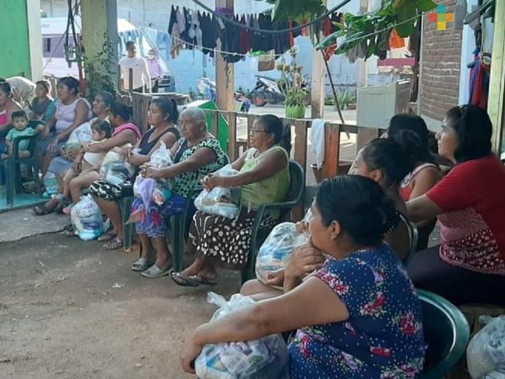 Ayuntamiento de Oteapan entrega despensas a familias vulnerables del municipio