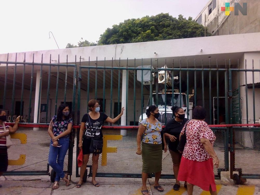 CFE sin atender reporte de falta de energía en colonia de Coatzacoalcos, vecinos bloquean instalaciones