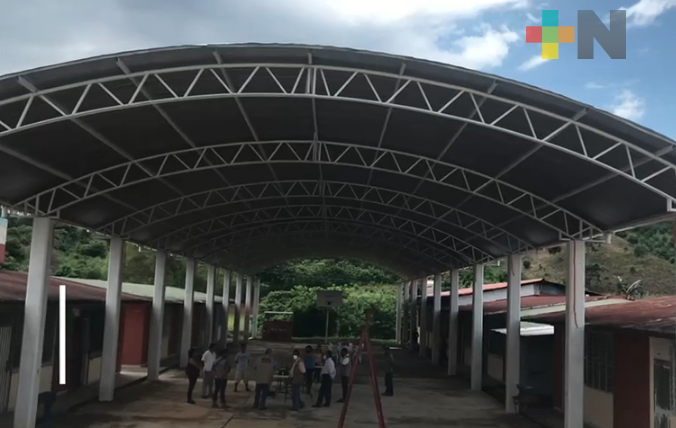 Delegado federal constata los trabajos realizados en escuela bilingüe en el municipio de Chumatlán