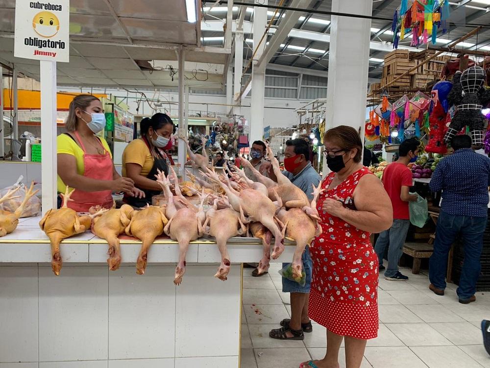Clientes disminuyen medidas de sana distancia en mercado de Coatzacoalcos: locatarios