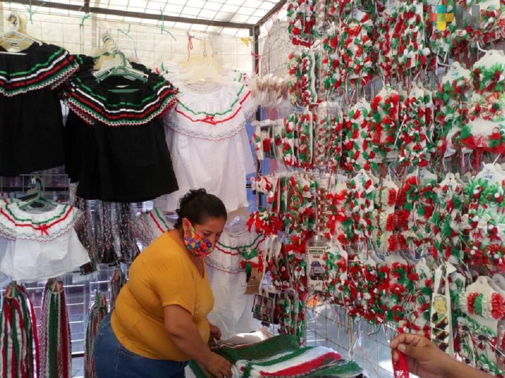 Comerciantes de artículos patrios se instalan en el primer cuadro del centro de Minatitlán