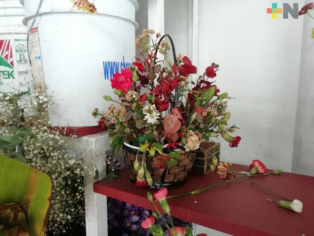 En Coatzacoalcos, comerciantes de flores continúan desechando arreglos ante la falta de ventas