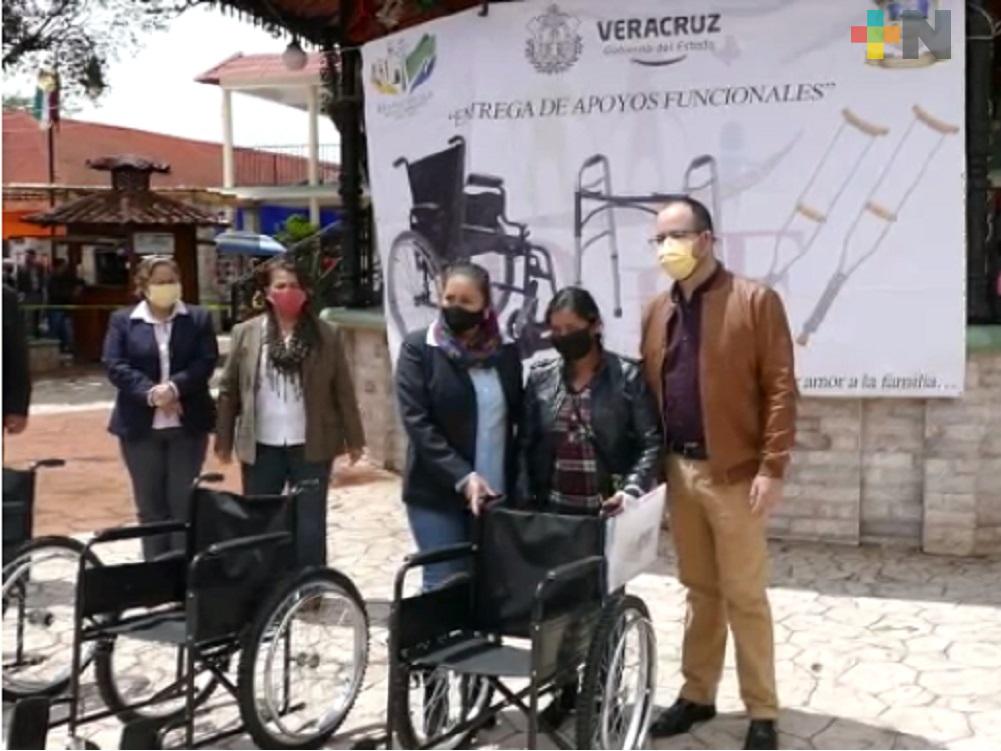 DIF estatal y sociedad civil entregan apoyos funcionales a personas con discapacidad en Huayacocotla