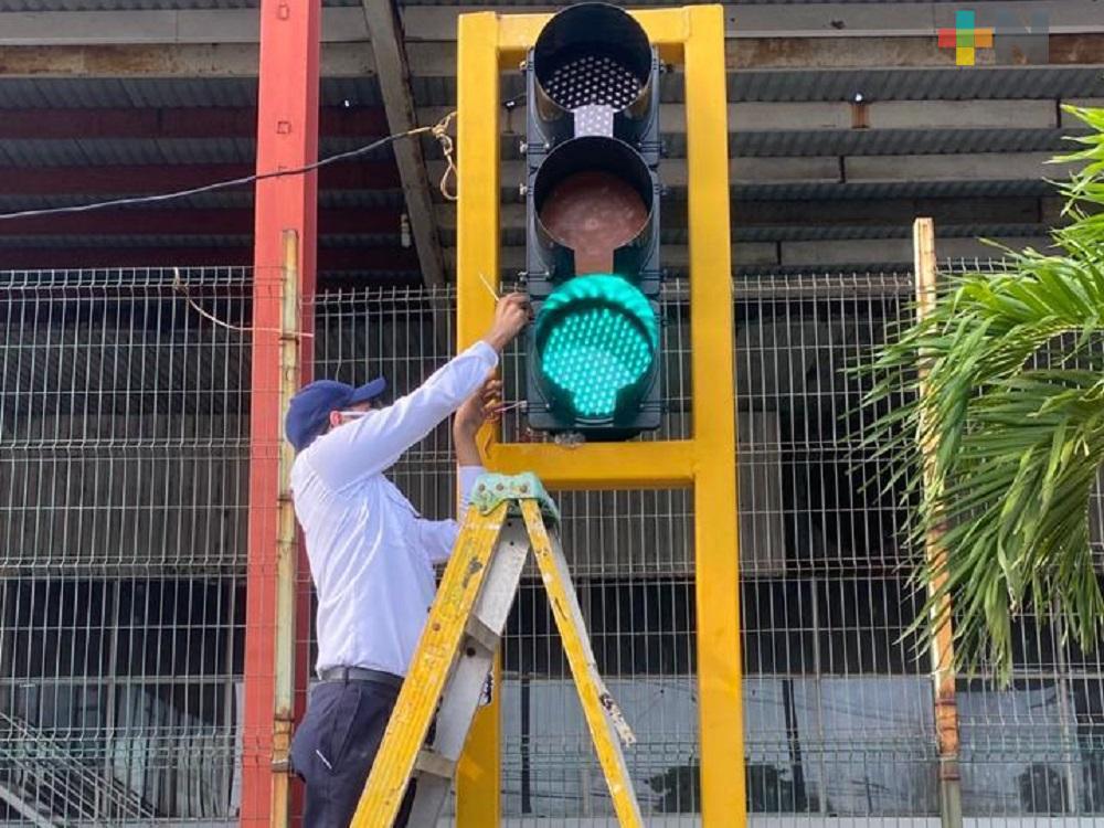 Reparan semáforos en Agua Dulce