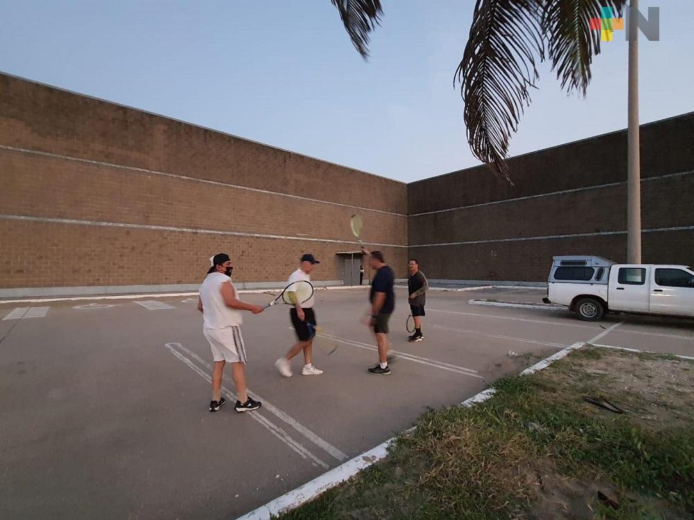 Por pandemia, deportistas practican frontón en supermercado abandonado de Coatzacoalcos