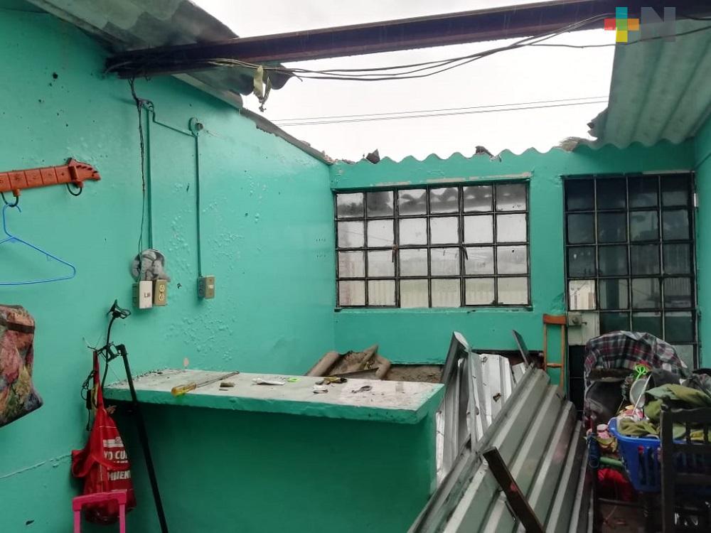 En Coatzacoalcos, casas se quedan sin techos debido a los fuertes vientos provocados por FF4