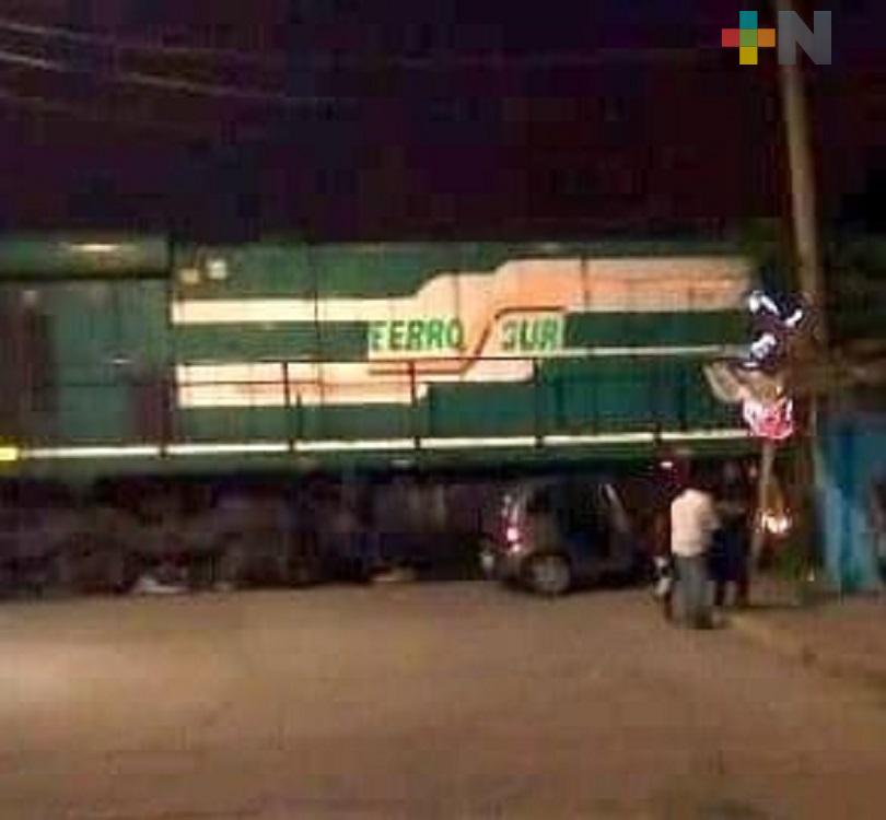 Tren embiste automóvil particular en colonia de Coatzacoalcos, sin reportarse lesionados