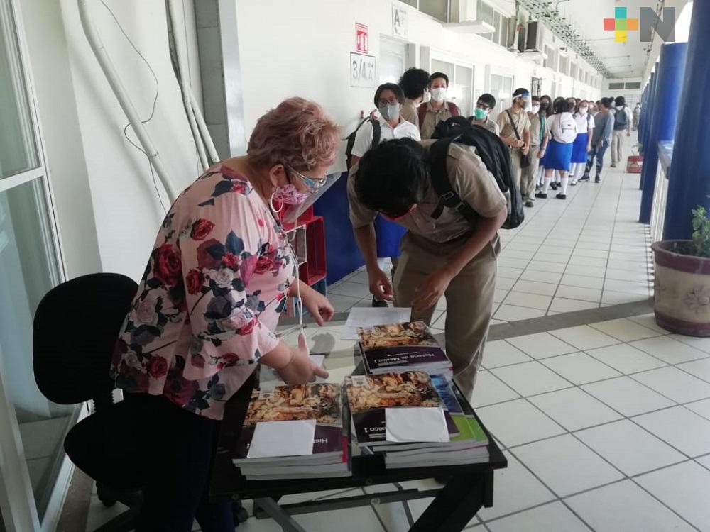 En Coatzacoalcos, bachillerato realiza entrega de libros gratuitos a estudiantes