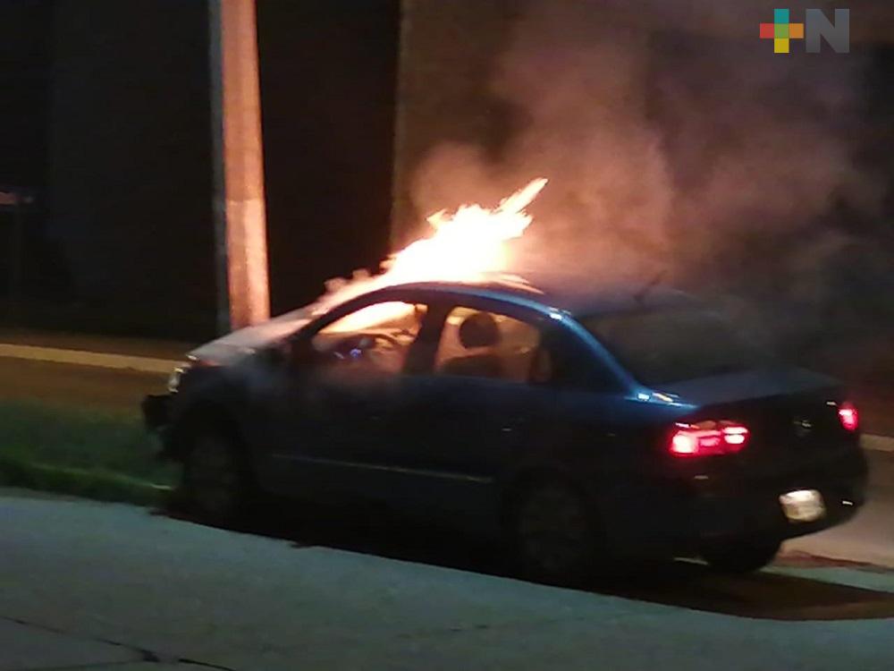 Conductor en presunto estado de ebriedad impacta su auto contra poste; unidad se incendia